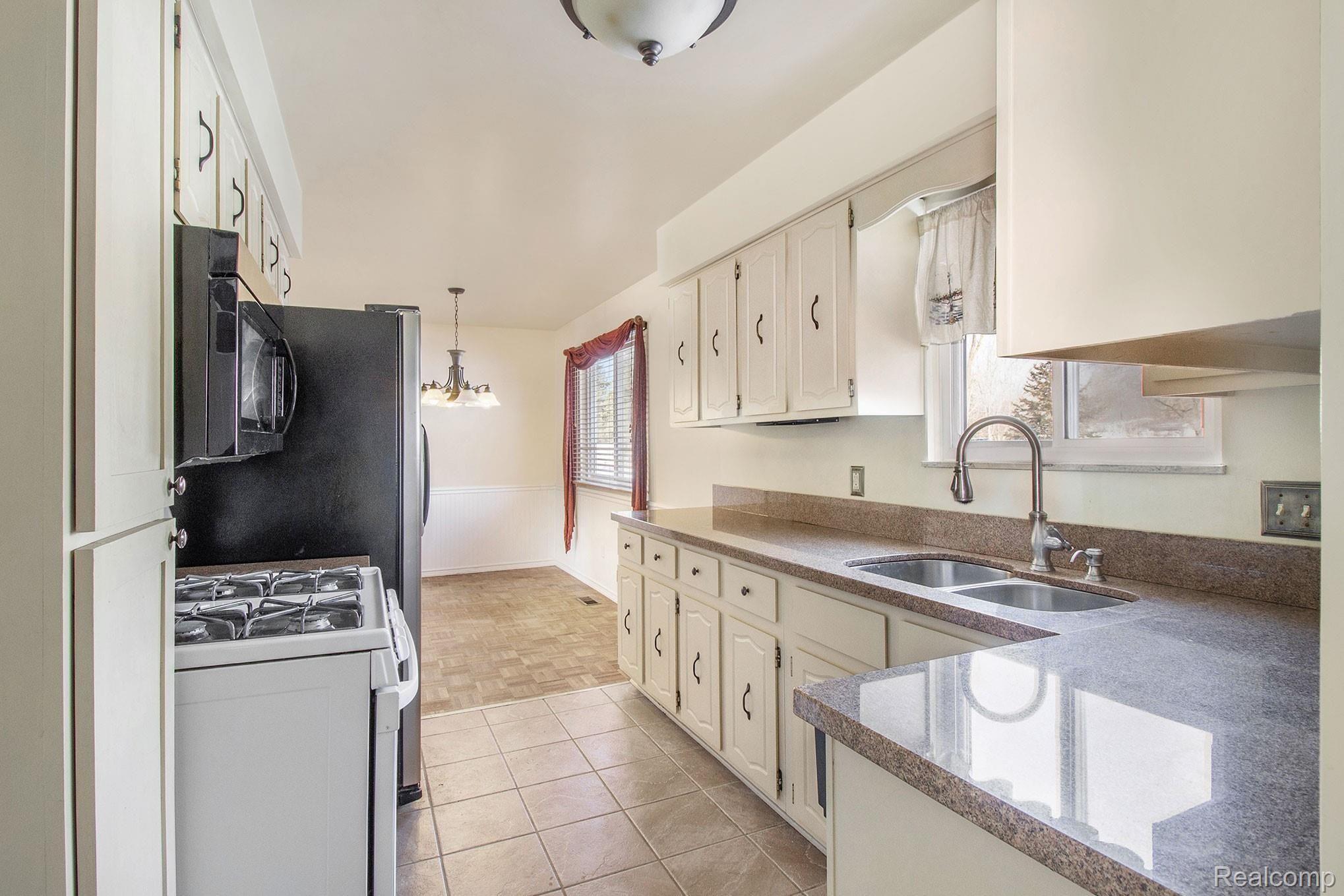 5193 East Carpenter Road Flint, MI 48506 - Photo 8 of 19 11.jpg