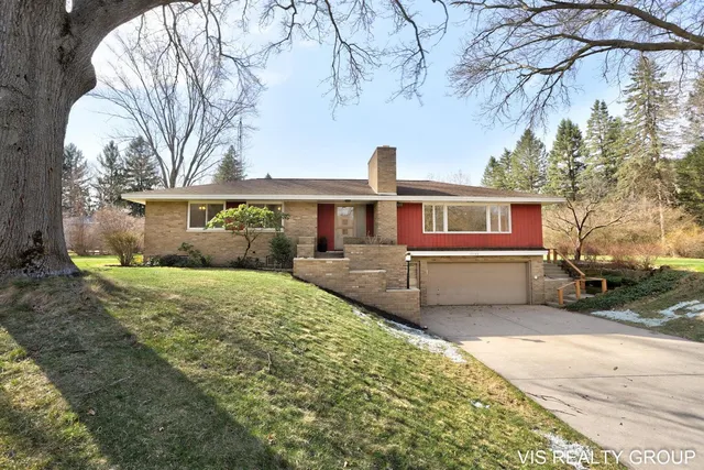 $425,000 | 15746 Pruin Street, Spring Lake, MI 49456