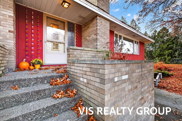 $425,000 | 15746 Pruin Street, Spring Lake, MI 49456