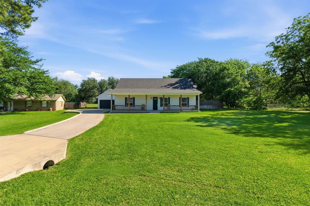300 Mockingbird Lane Springtown, TX 76082 - Photo 3 of 32