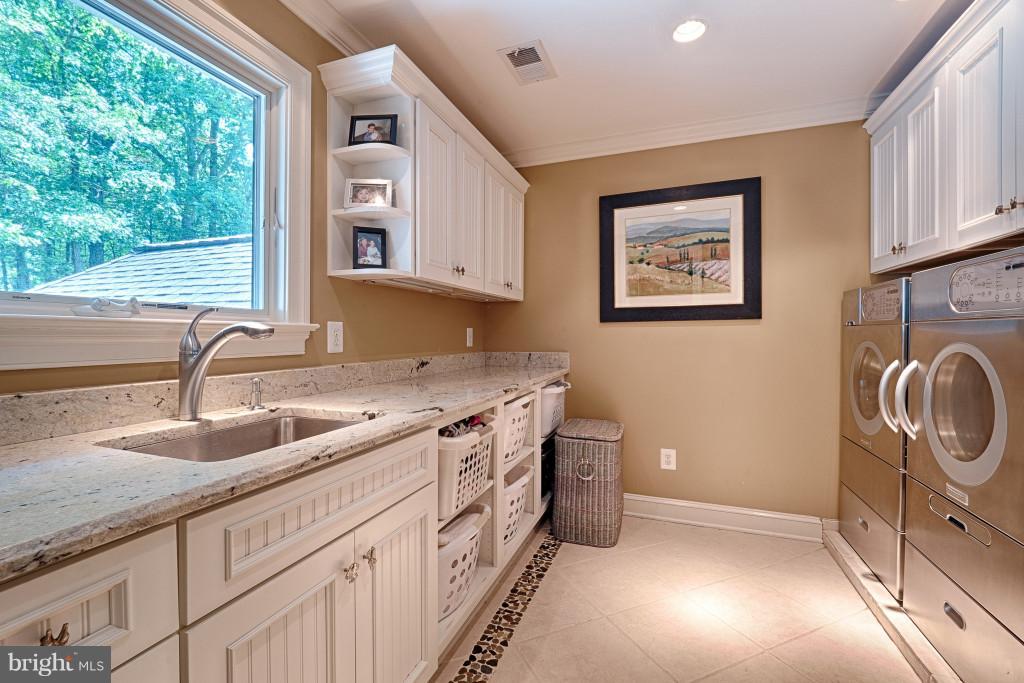 1301 Sawbridge Way Reston, VA 20194 - Photo 23 of 30 a kitchen that has a sink and a stove