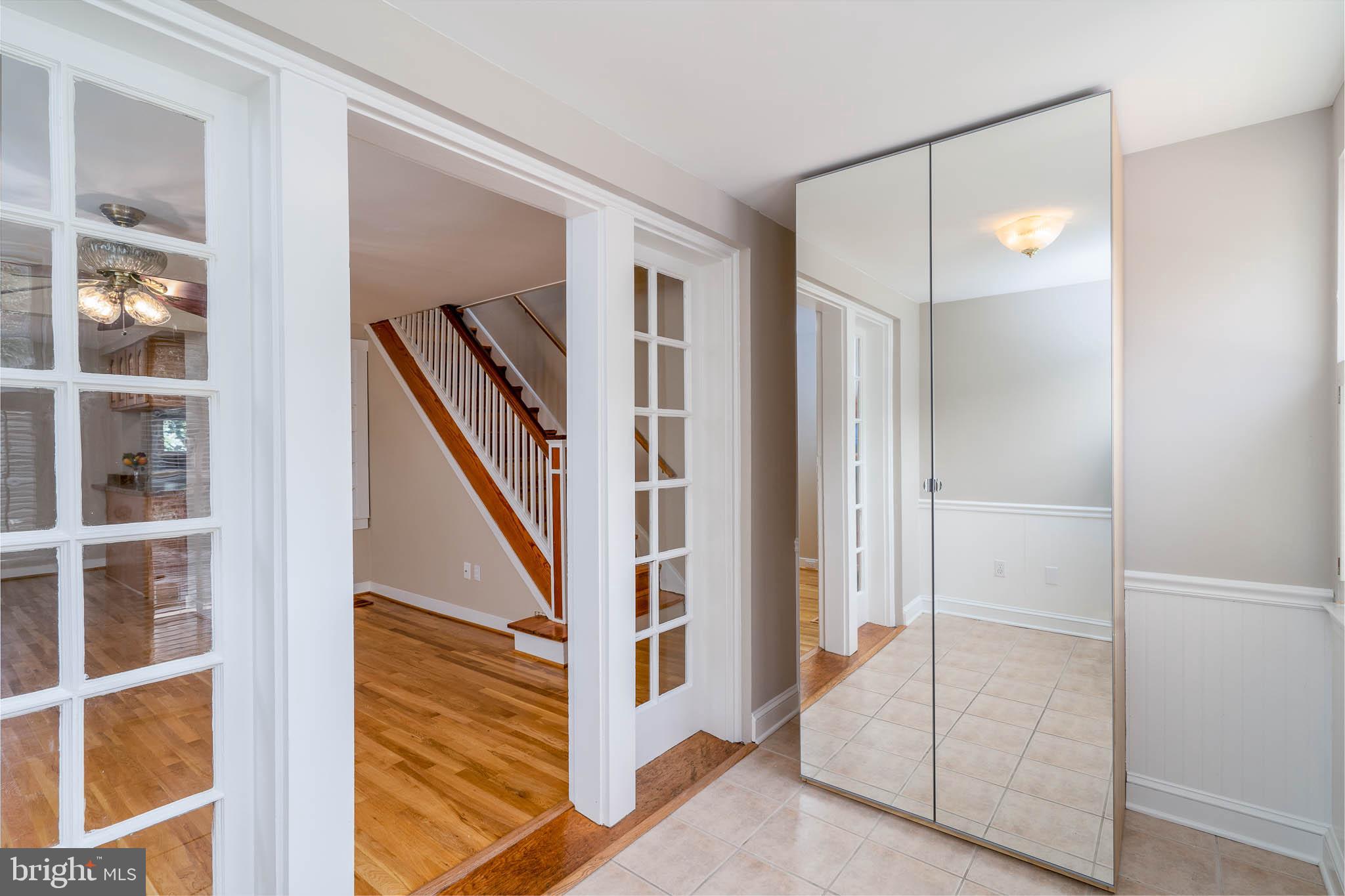 13 Flagship Road Baltimore, MD 21222 - Photo 7 of 23 Light & Bright Entry