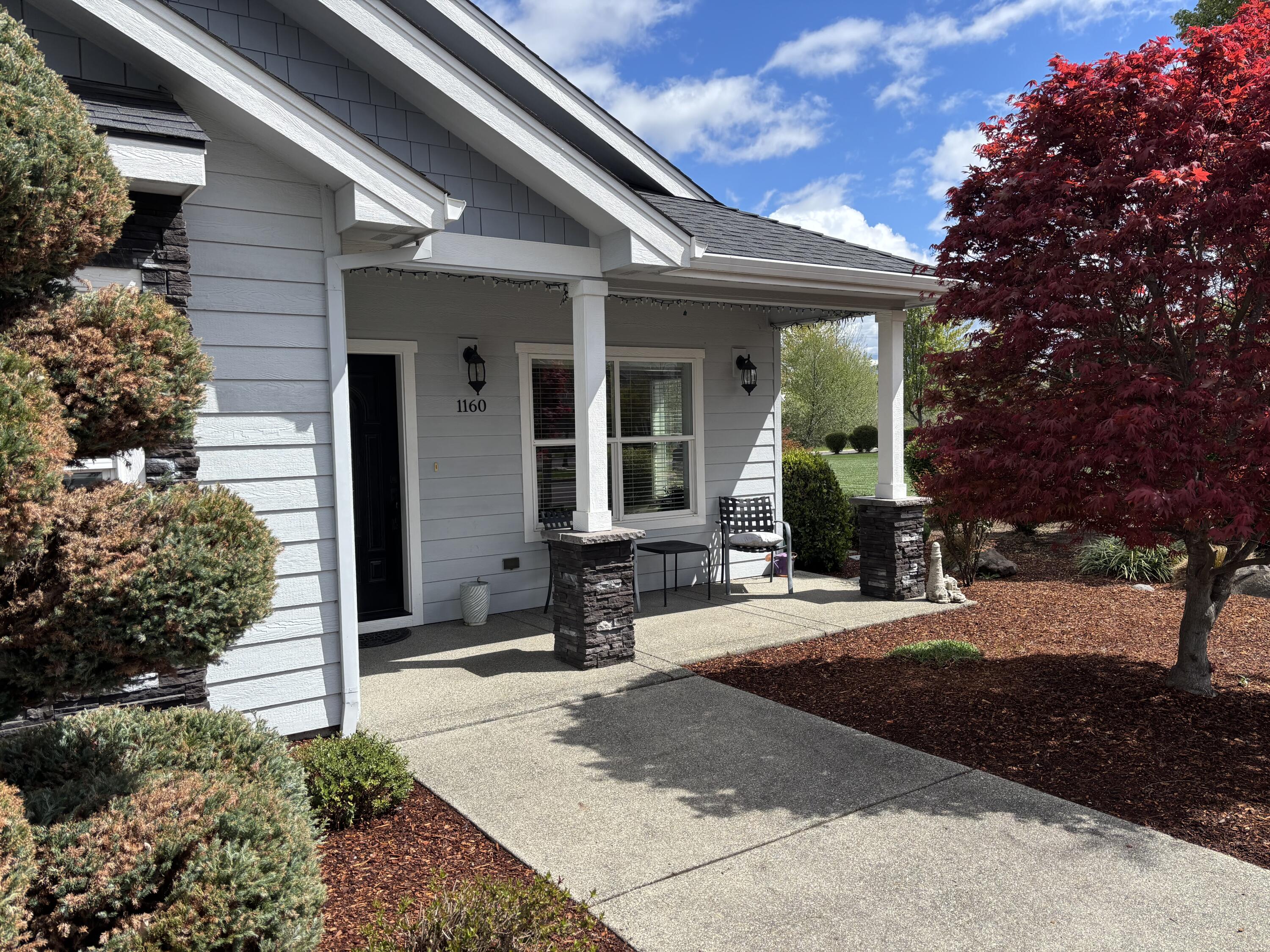 1160 Boulder Ridge Street Central Point, OR 97502 - Photo 2 of 21 IMG_2090