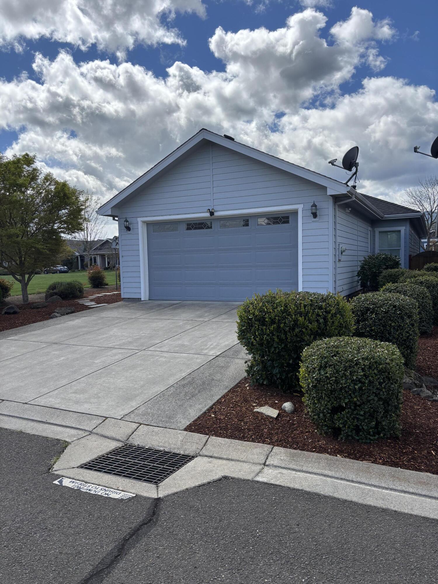 1160 Boulder Ridge Street Central Point, OR 97502 - Photo 21 of 21 IMG_2110