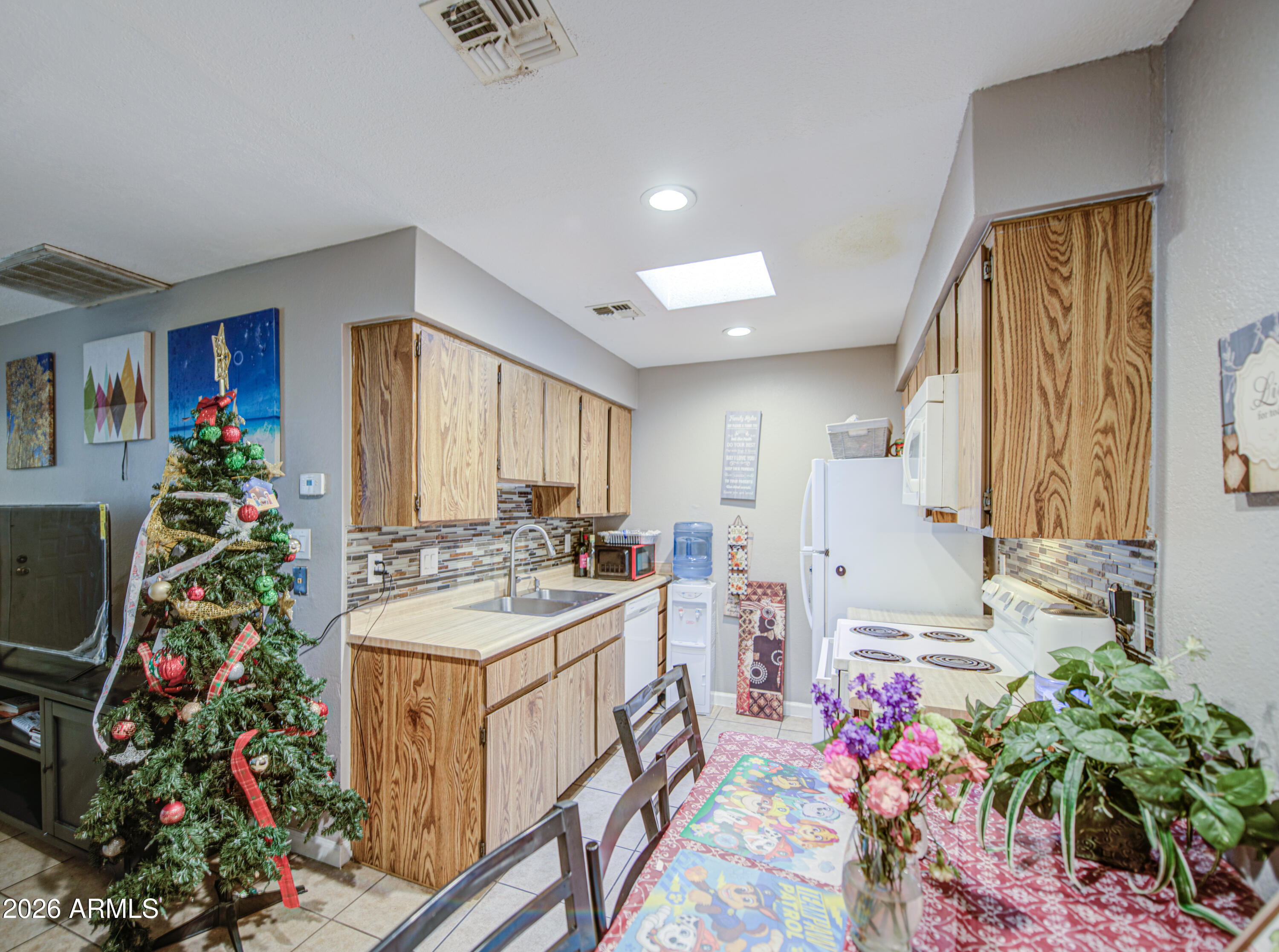 9009 West Elm Street, Unit 6 Phoenix, AZ 85037 - Photo 10 of 23 a very nice looking room with a flower pot