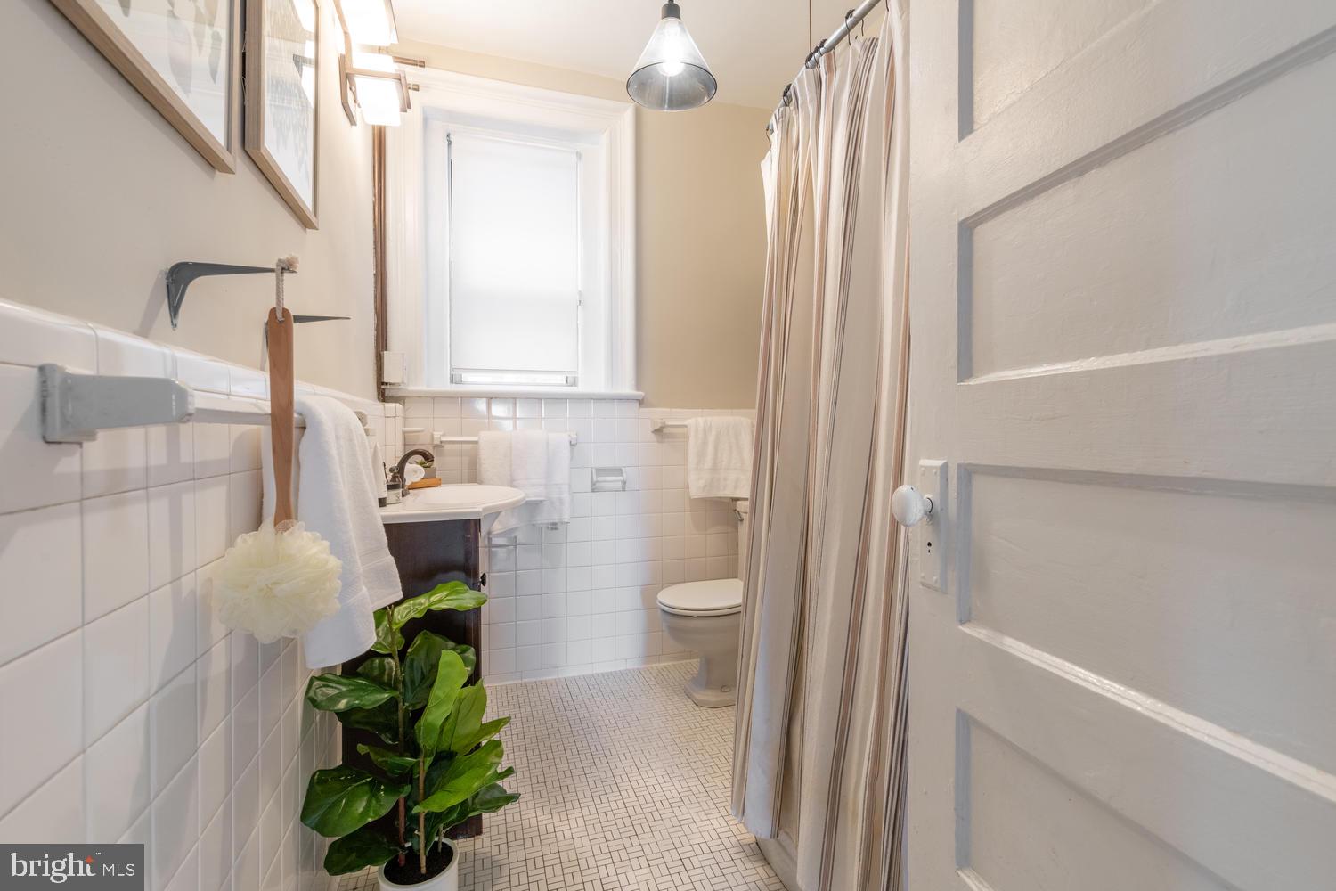 2022 Columbia Road Northwest, Unit 606 Washington, DC 20009 - Photo 22 of 52 Bathroom with beautiful original tile work.
