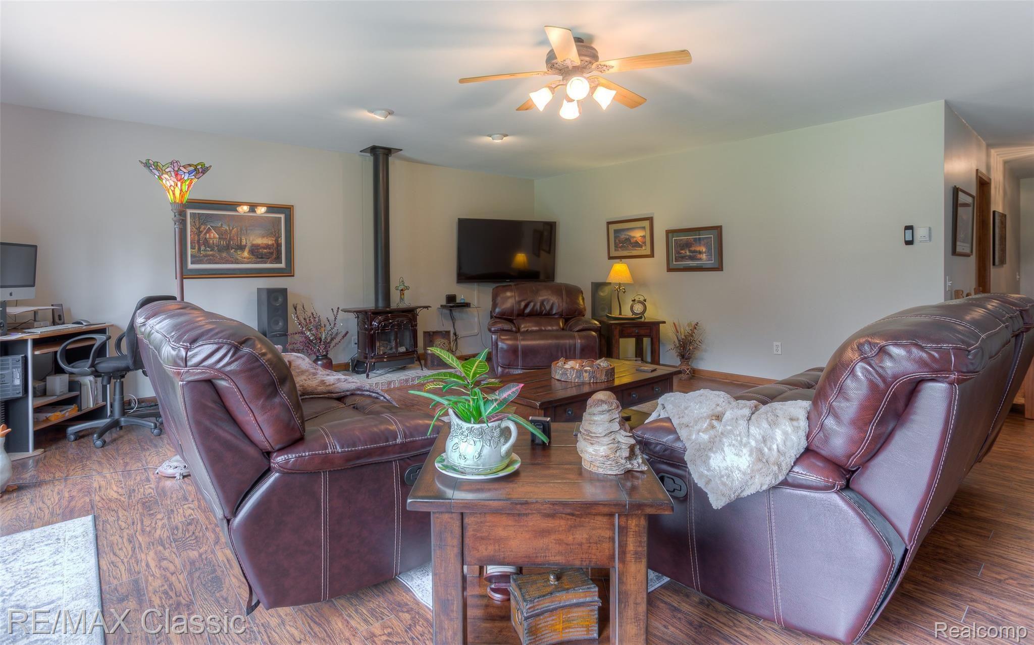 4021 West Maple Road Wixom, MI 48393 - Photo 13 of 46 4021 west maple interiors (18).jpg
