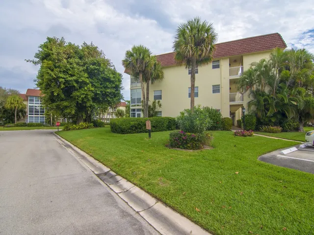 $1,750 | 5400 Florida A1A, Unit E1, Indian River Shores, FL 32963