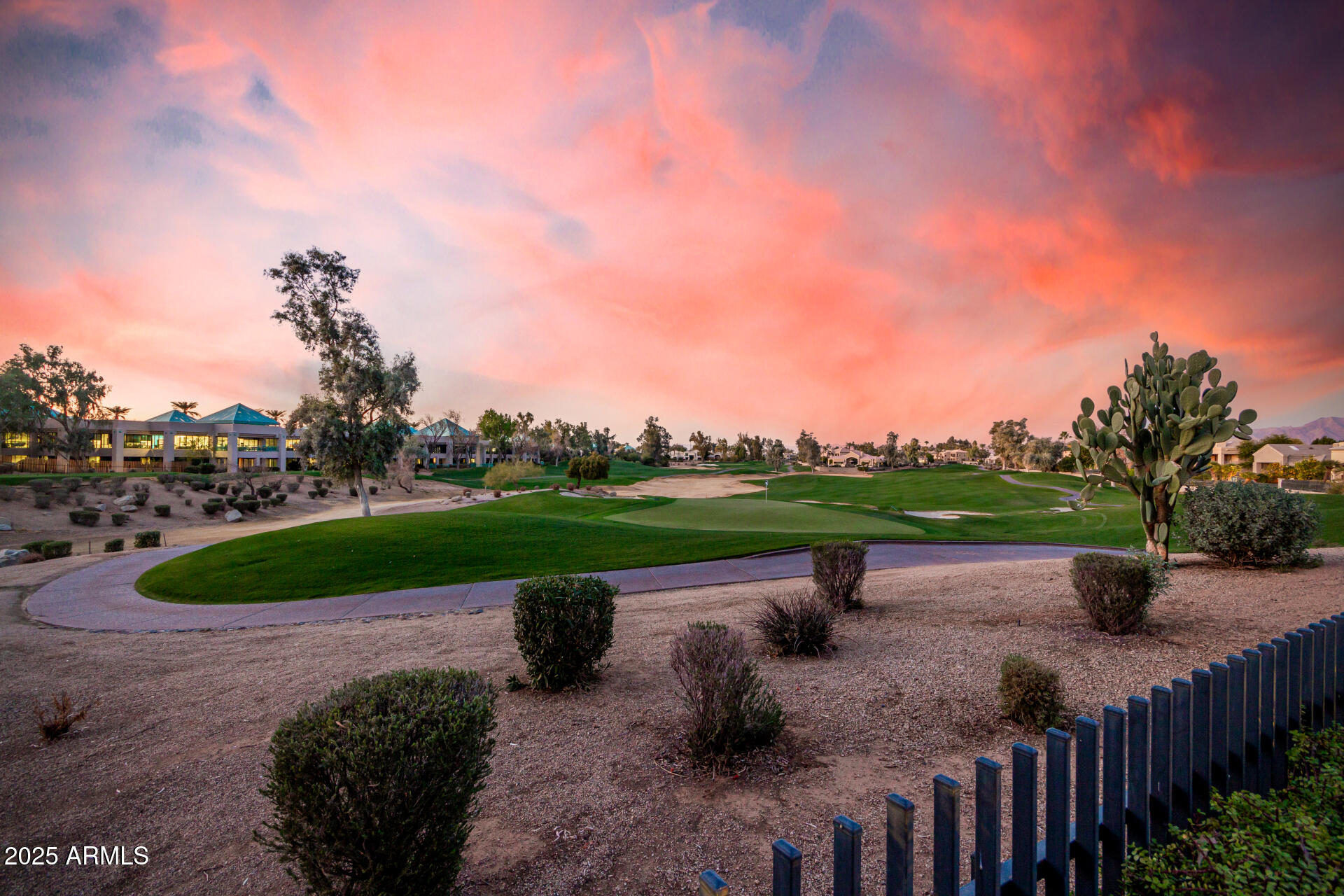 7878 East Gainey Ranch Road, Unit 41 Scottsdale, AZ 85258 - Photo 40 of 46 a view of a garden with wooden fence