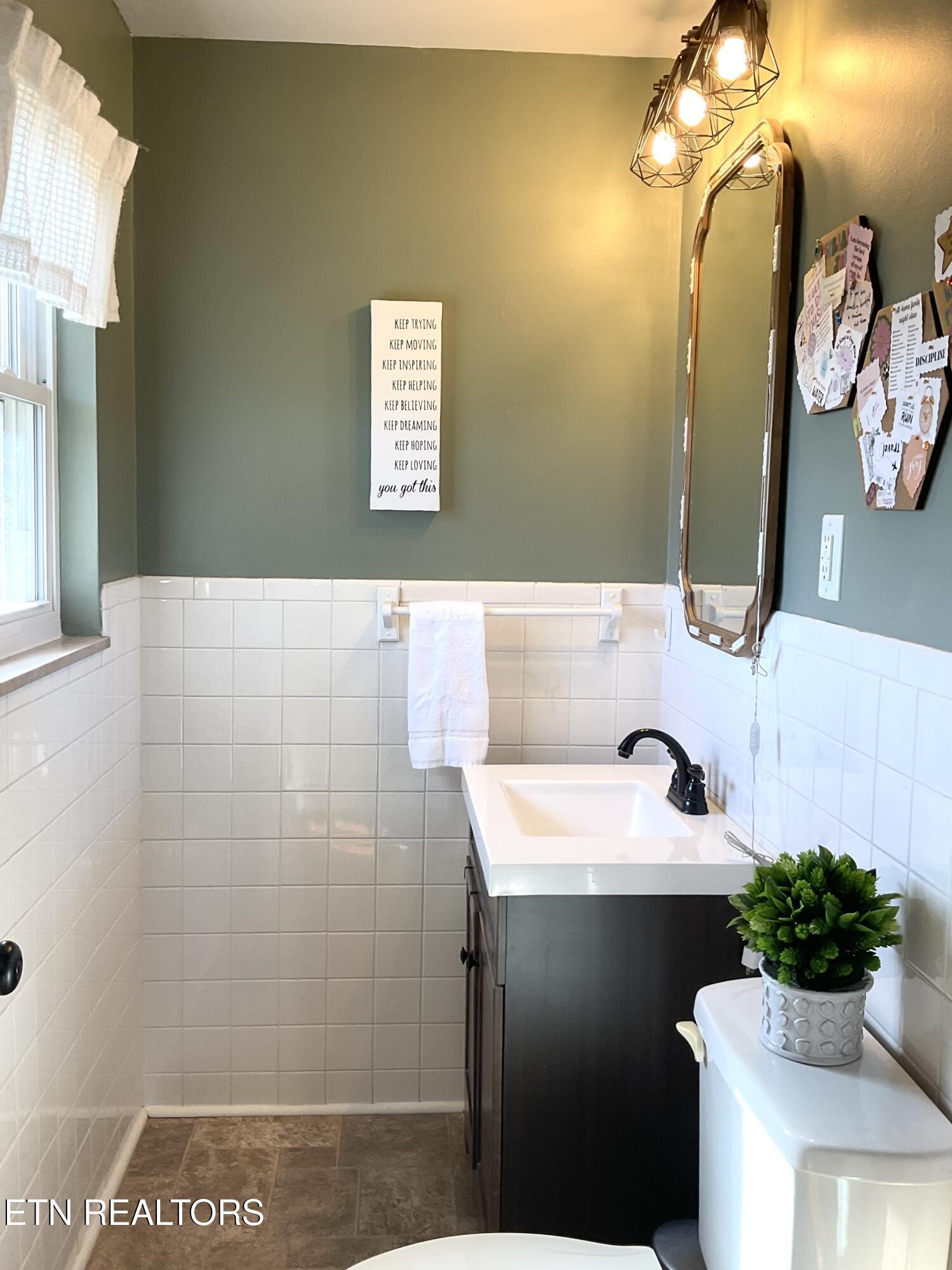8116 Shelton Road Corryton, TN 37721 - Photo 14 of 28 En-suite Primary BR