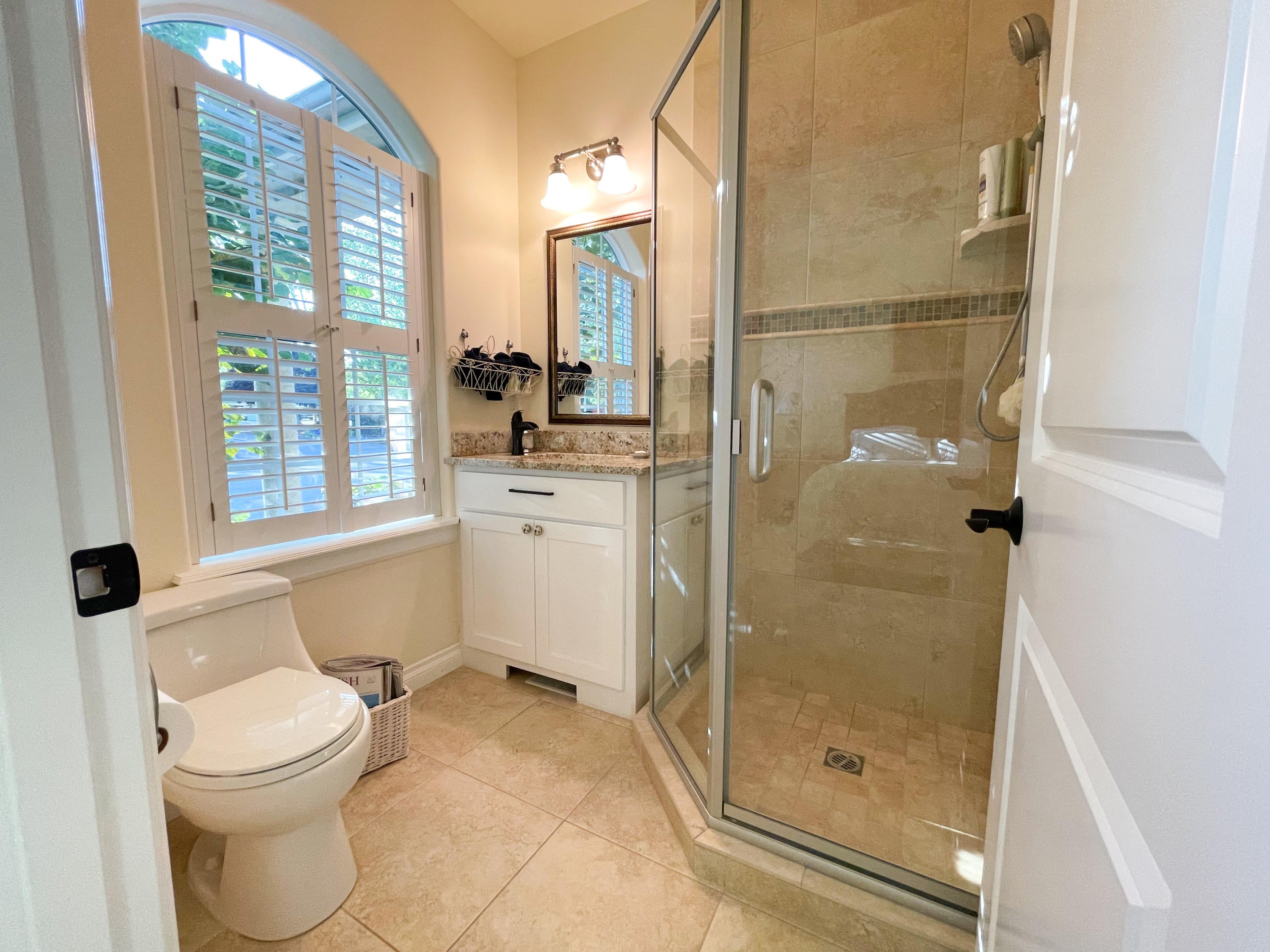 2994 Freeland Road Central Point, OR 97502 - Photo 29 of 66 Hall Bathroom