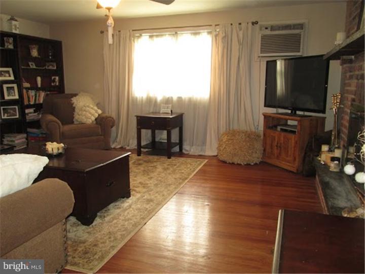 7317 Hiola Road Philadelphia, PA 19128 - Photo 2 of 16 Living Room