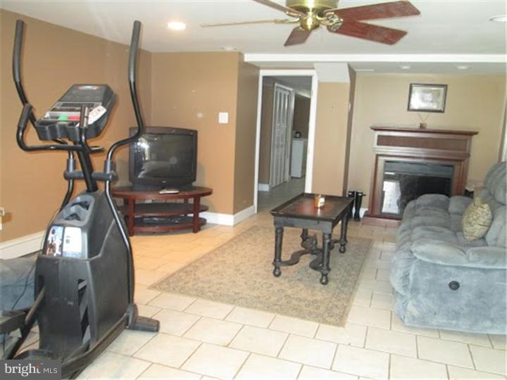 7317 Hiola Road Philadelphia, PA 19128 - Photo 14 of 16 Family Room