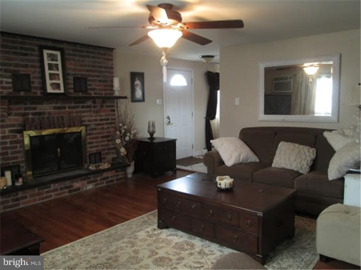 7317 Hiola Road Philadelphia, PA 19128 - Photo 4 of 16 Living Room