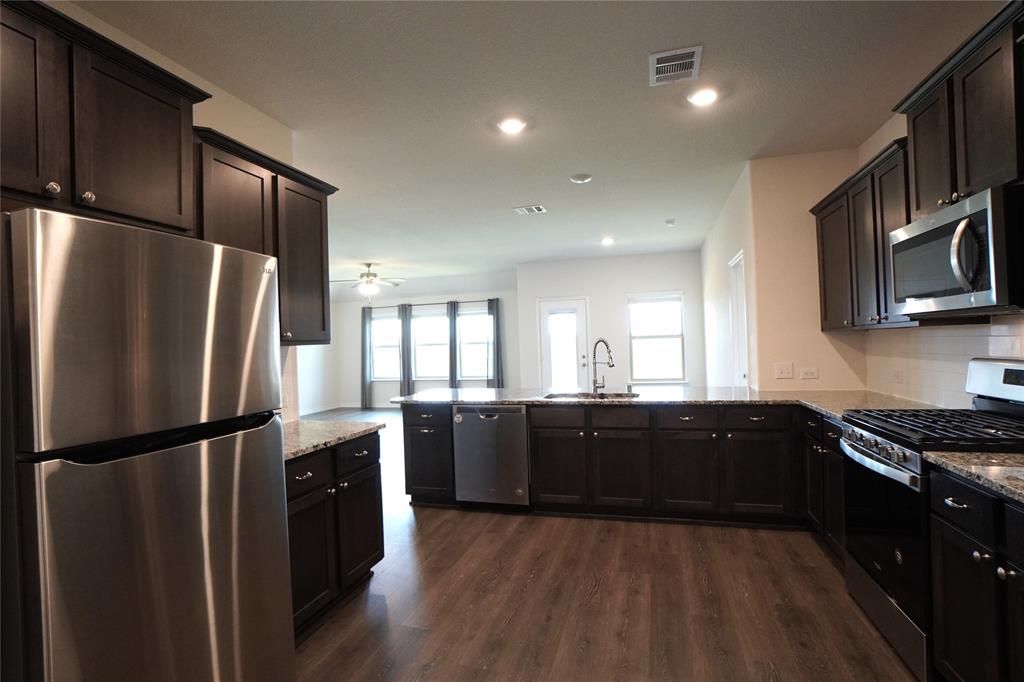 476 Declaration Way Fate, TX 75189 - Photo 10 of 28 Gallery Image 10