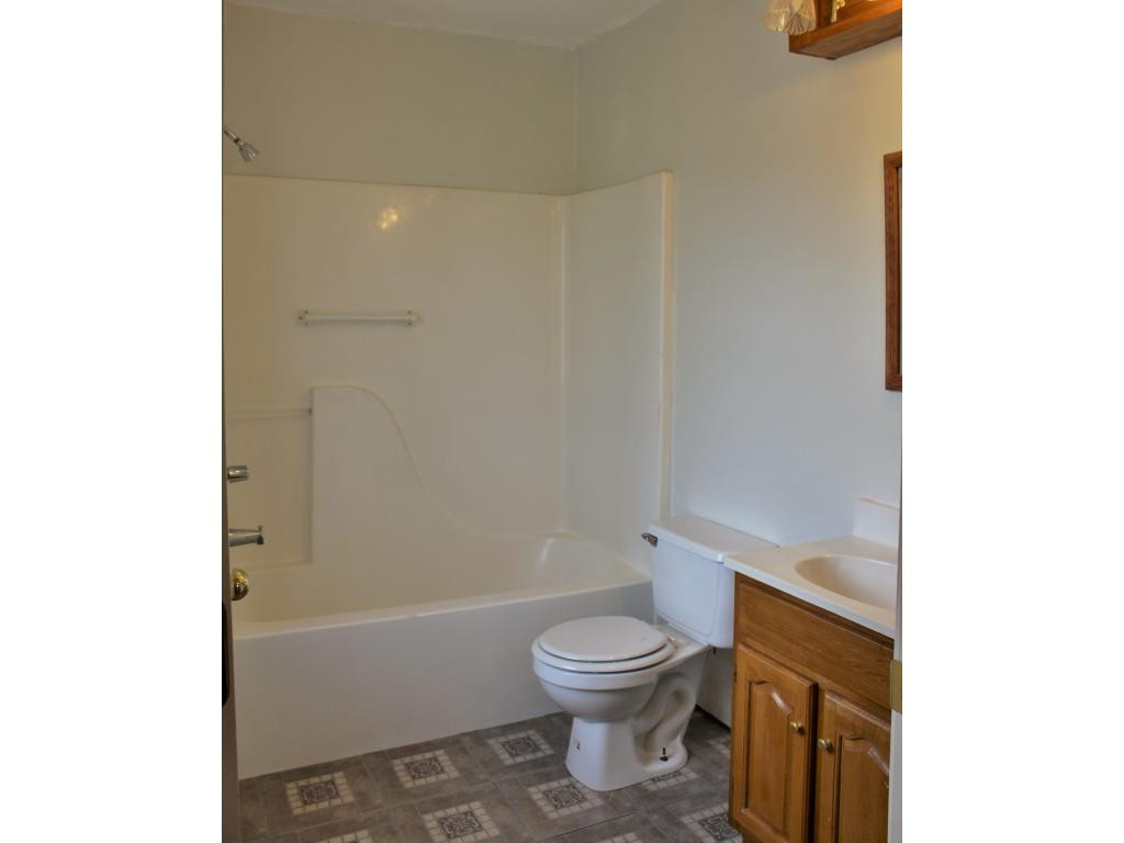 2590 Siam Road Elizabethton, TN 37643 - Photo 17 of 24 Upstairs bath