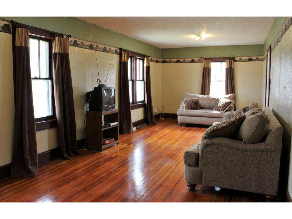 2590 Siam Road Elizabethton, TN 37643 - Photo 4 of 24 Living room