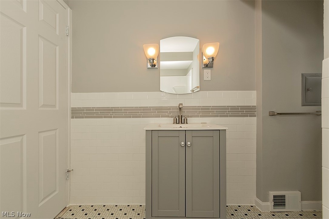1611 Richmond Road Cleveland, OH 44124 - Photo 24 of 35 Gallery Image 24