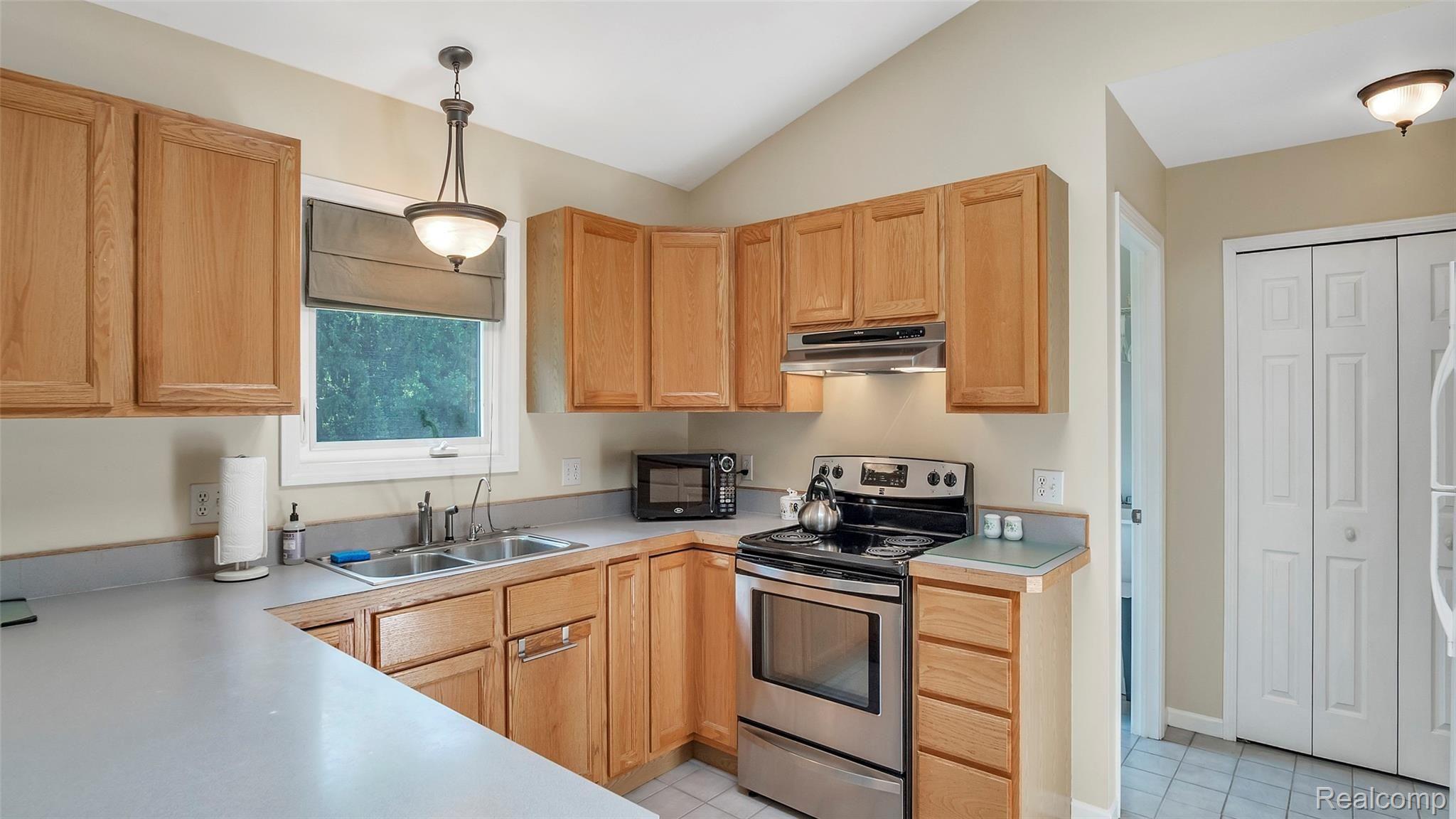 6063 Rivers Edge Drive Howell, MI 48855 - Photo 11 of 39 Great size kitchen, good appliances, even reverse osmosis drinking water (just because that's what they like!).