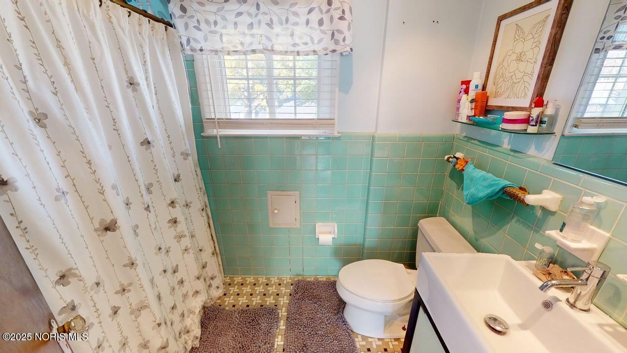 2927 Sherbrooke Road Toledo, OH 43606 - Photo 13 of 22 2927-Sherbrooke-Road-11062025_125637