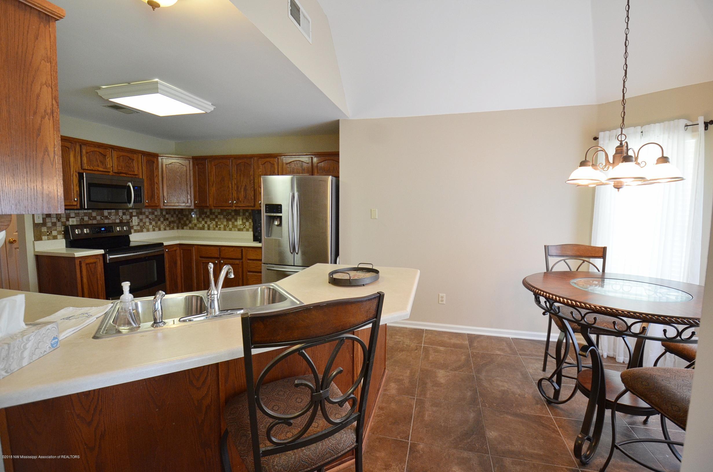2055 Heather Ridge Southaven, MS 38672 - Photo 10 of 22 Kitchen and breakfast area