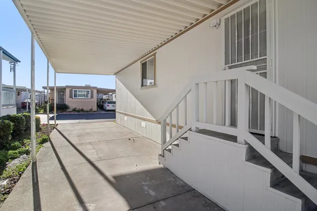 a view of entryway with a front door