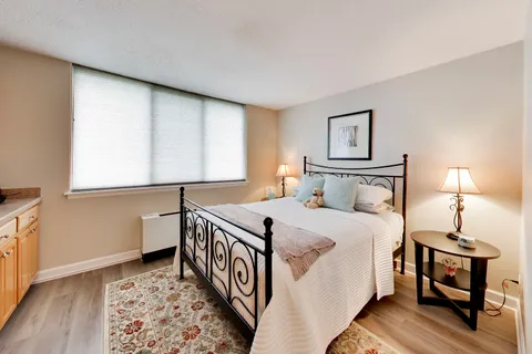 $245,500 | 2000 St Regis Drive, Unit 7N, Lombard, IL 60148