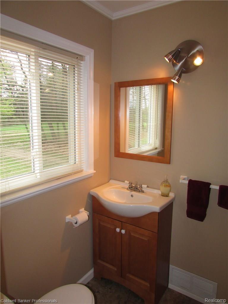 9111 Denton Hill Road Fenton, MI 48430 - Photo 11 of 42 3.jpg