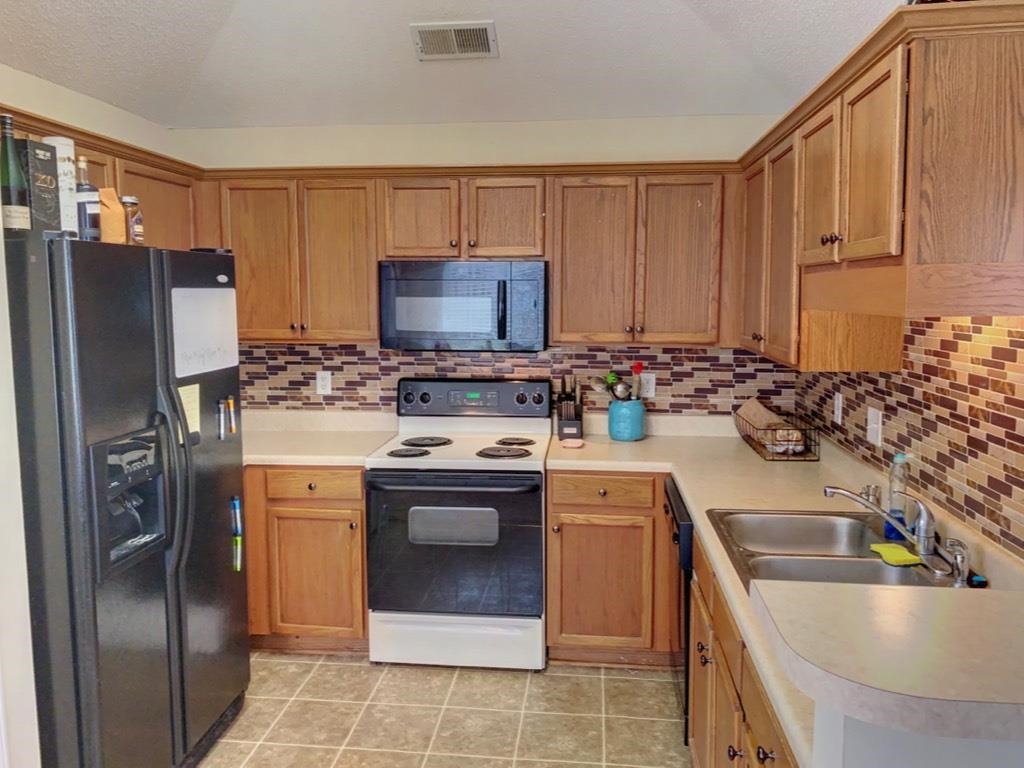 5632 Sycamore Ridge Road Memphis, TN 38134 - Photo 5 of 18 a kitchen with stainless steel appliances granite countertop a refrigerator stove and microwave