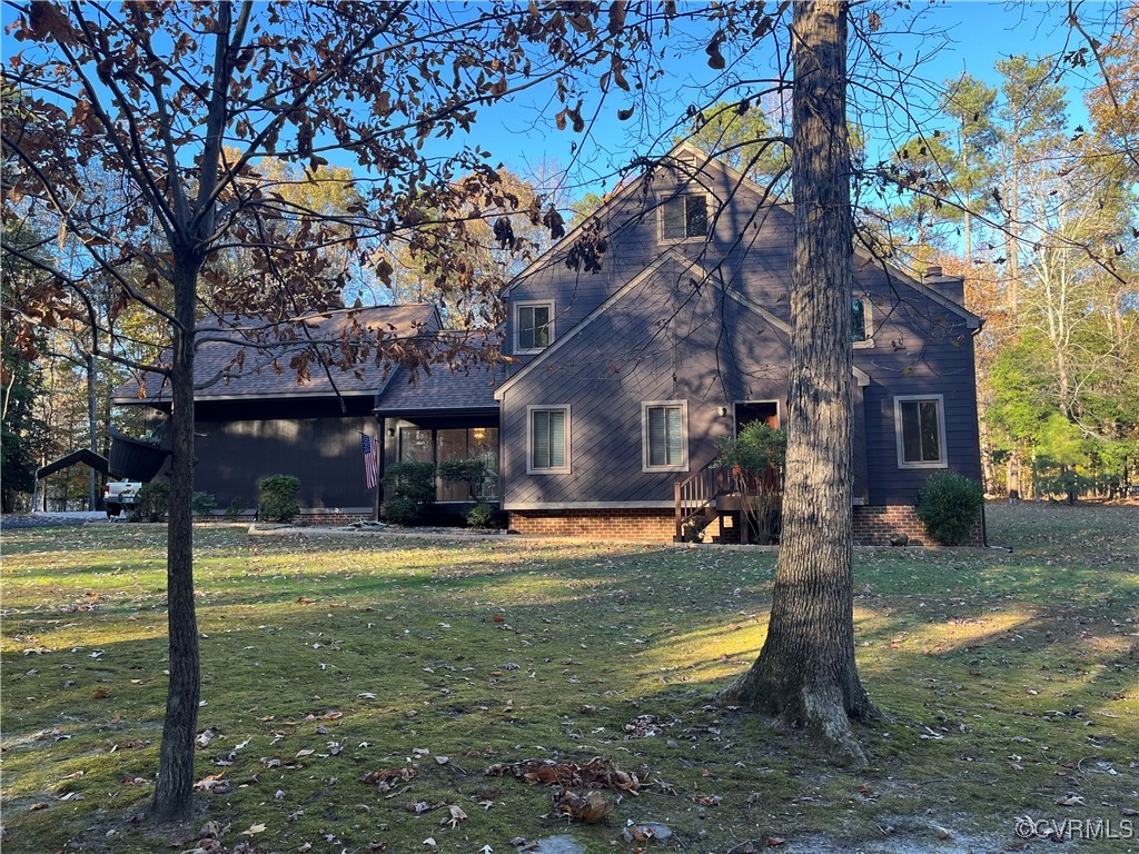 a view of a house with a yard