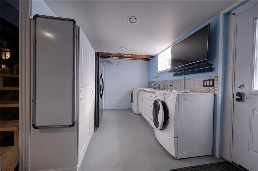 918 Stock Street Pittsburgh, PA 15207 - Photo 15 of 20 a utility room with dryer and washer