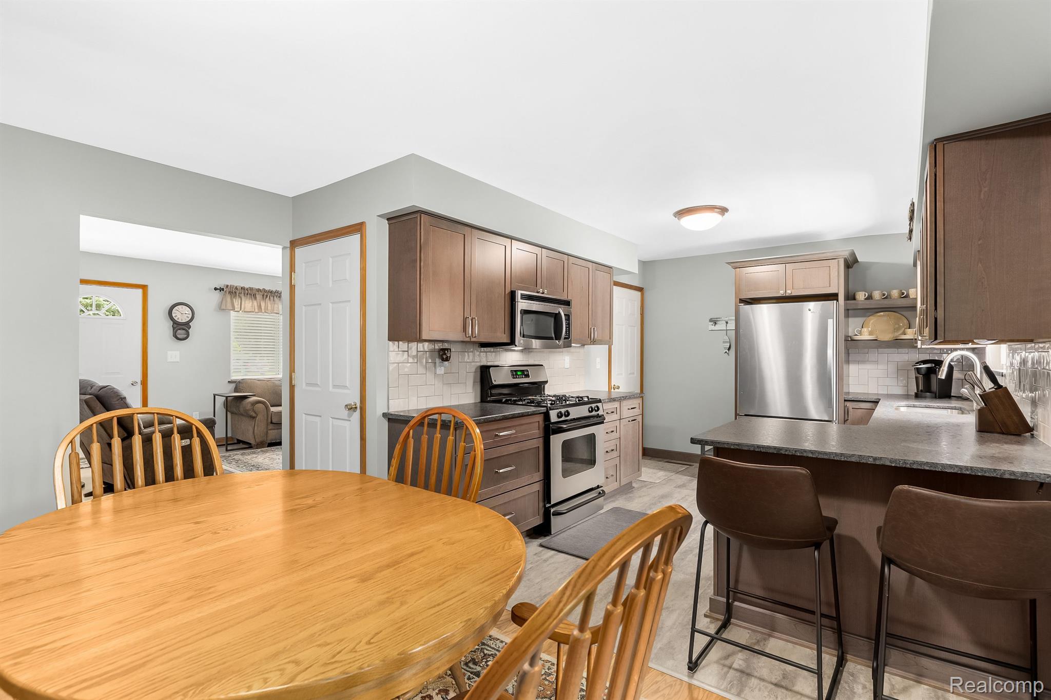 11124 Main Road Fenton, MI 48430 - Photo 8 of 43 Breakfast bar