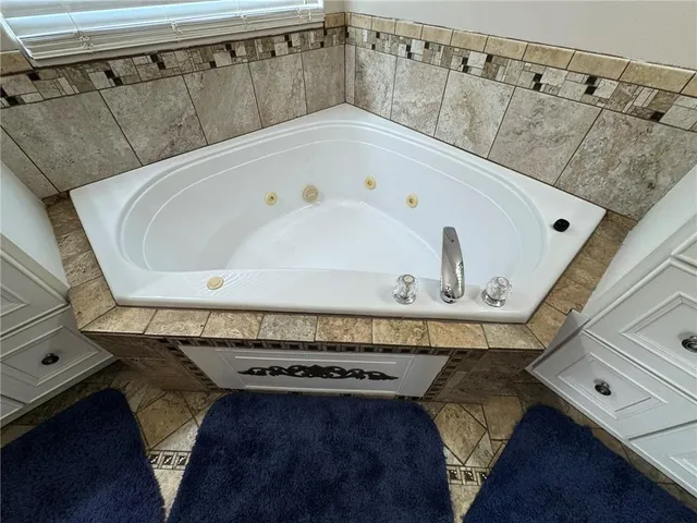 $400,000 | 1010 Wiltshire Boulevard, Raymore, MO 64083