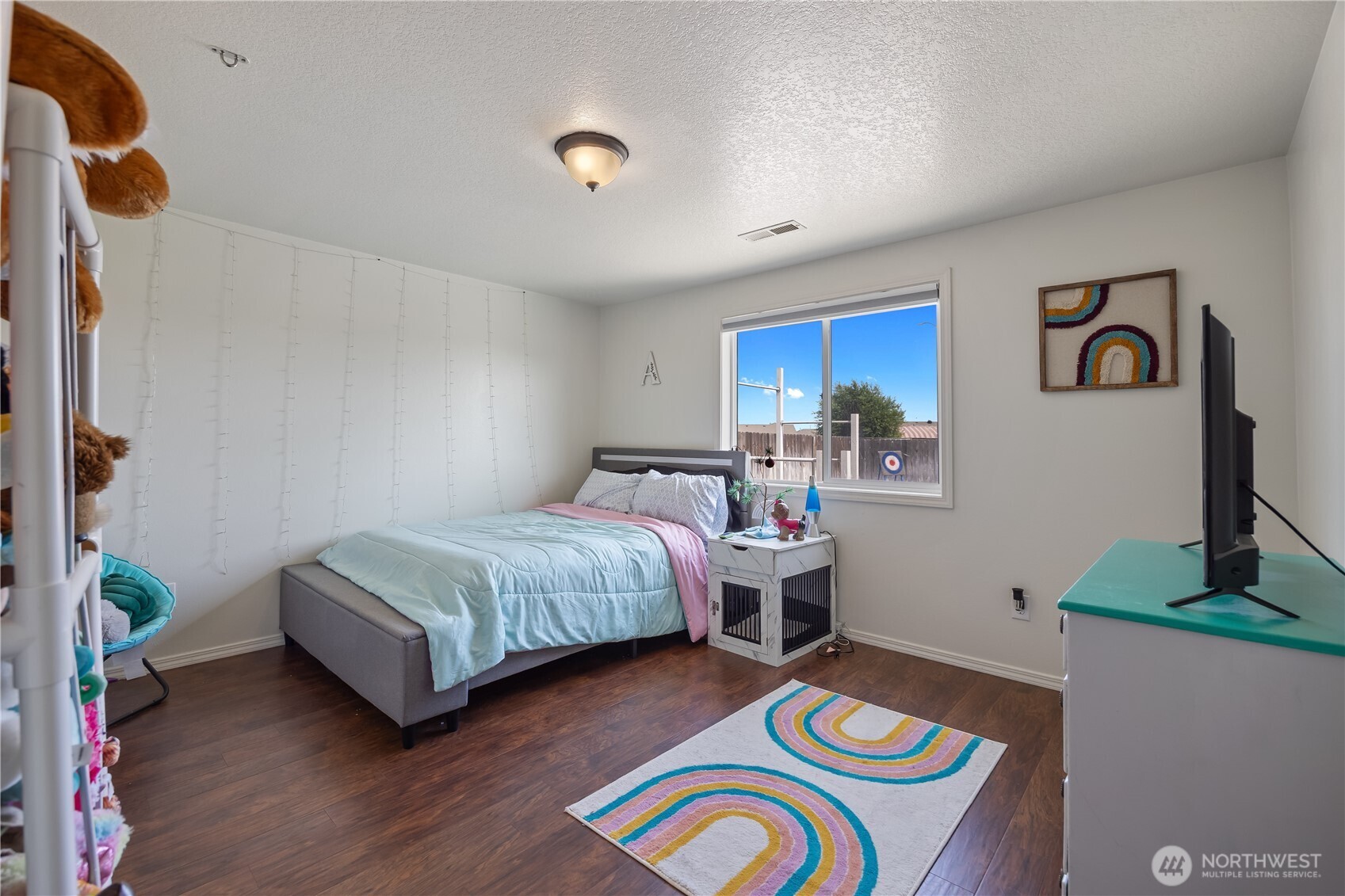 5421 Jackson Lane Pasco, WA 99301 - Photo 25 of 40 a spacious bedroom with a bed and a desk
