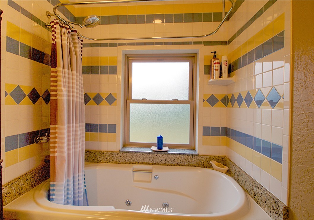 5044 Southwest Lake Helena Road Port Orchard, WA 98367 - Photo 11 of 25 Gallery Image 11