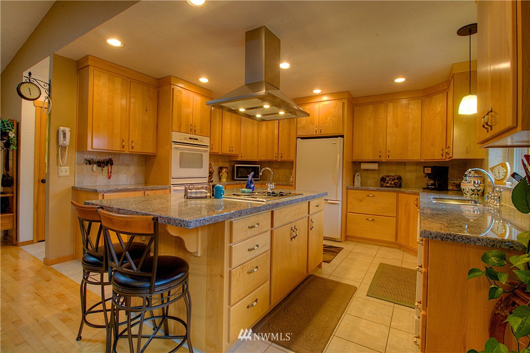 5044 Southwest Lake Helena Road Port Orchard, WA 98367 - Photo 4 of 25 Gallery Image 4