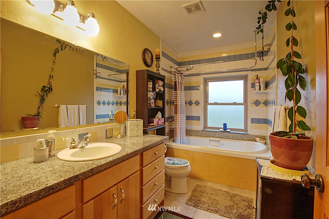 5044 Southwest Lake Helena Road Port Orchard, WA 98367 - Photo 10 of 25 Gallery Image 10