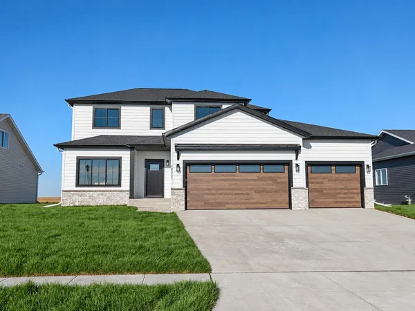$696,560 | 10227 Concord Drive, Horace, ND 58047