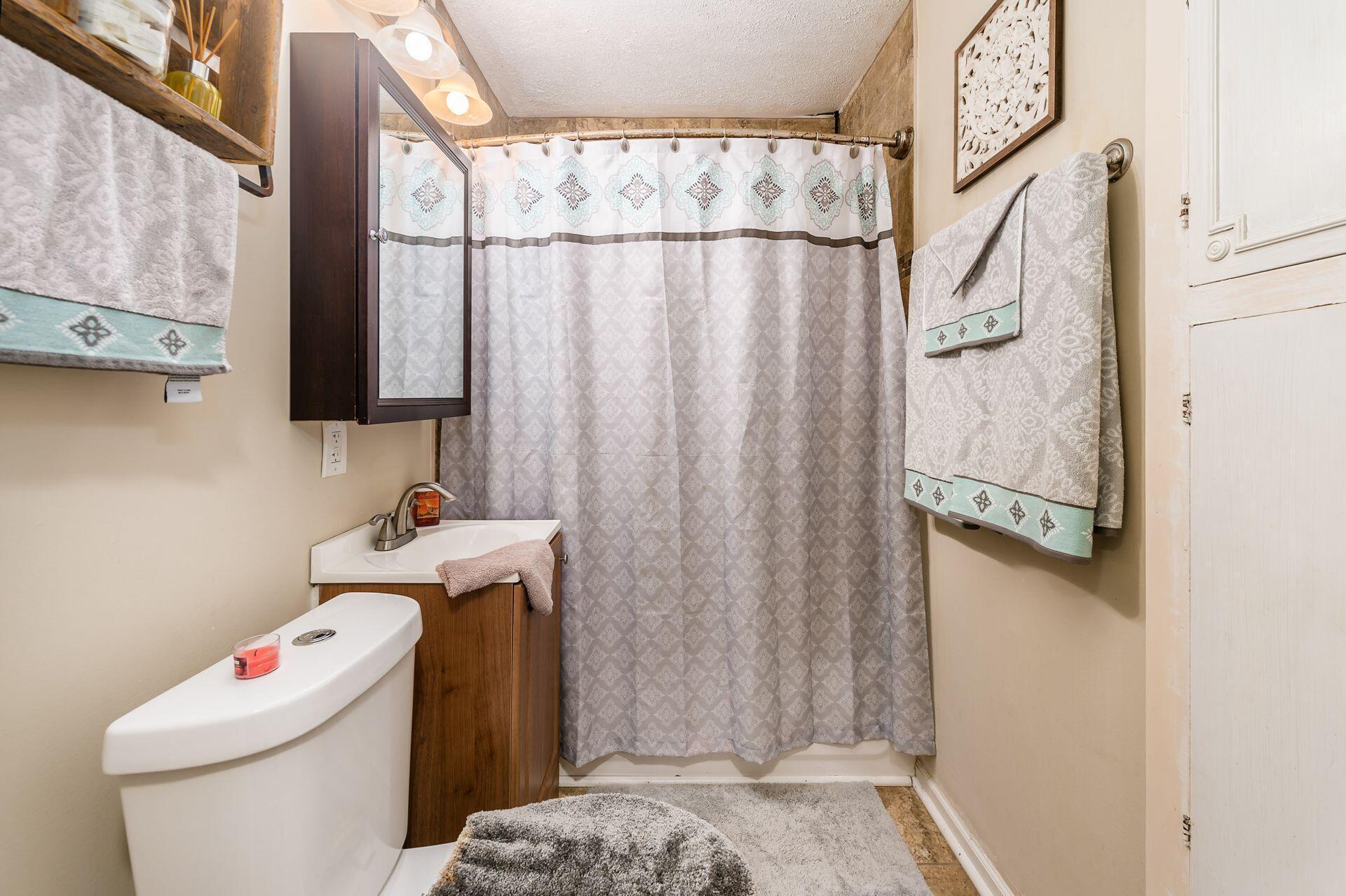 2466 East Howard Road Obetz, OH 43207 - Photo 13 of 30 013_cc_W E Howard Rd-052-Edit