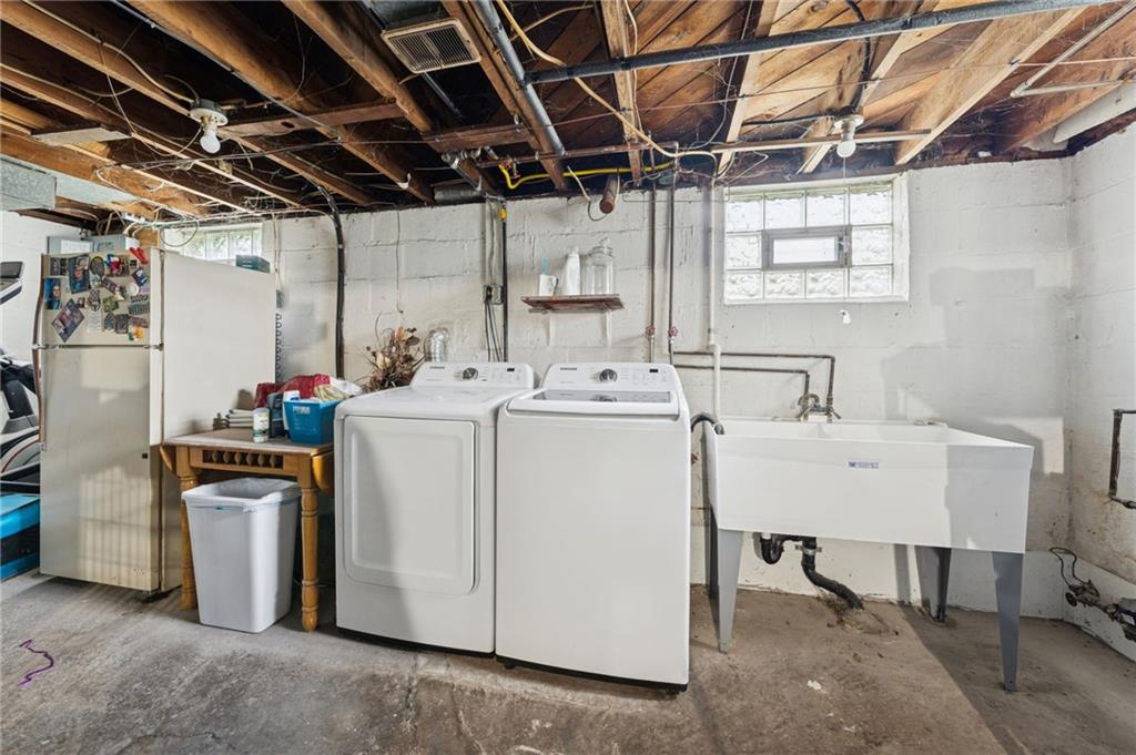 1200 Summerset Drive McKeesport, PA 15135 - Photo 22 of 27 a utility room with dryer and washer