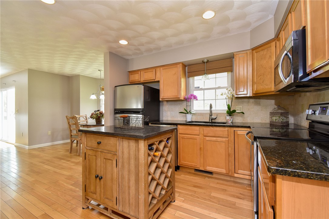 39 Hornbeam Road Coventry, RI 02816 - Photo 11 of 37