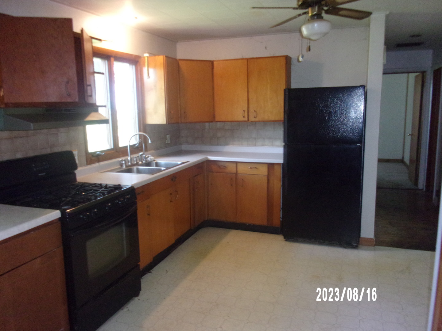 650 West Blue Street Sheldon, IL 60966 - Photo 6 of 12 a kitchen with a sink stove and refrigerator