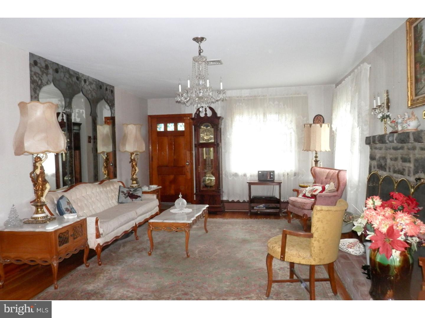 101 Pulaski Avenue Riverside, NJ 08075 - Photo 4 of 19 Living Room