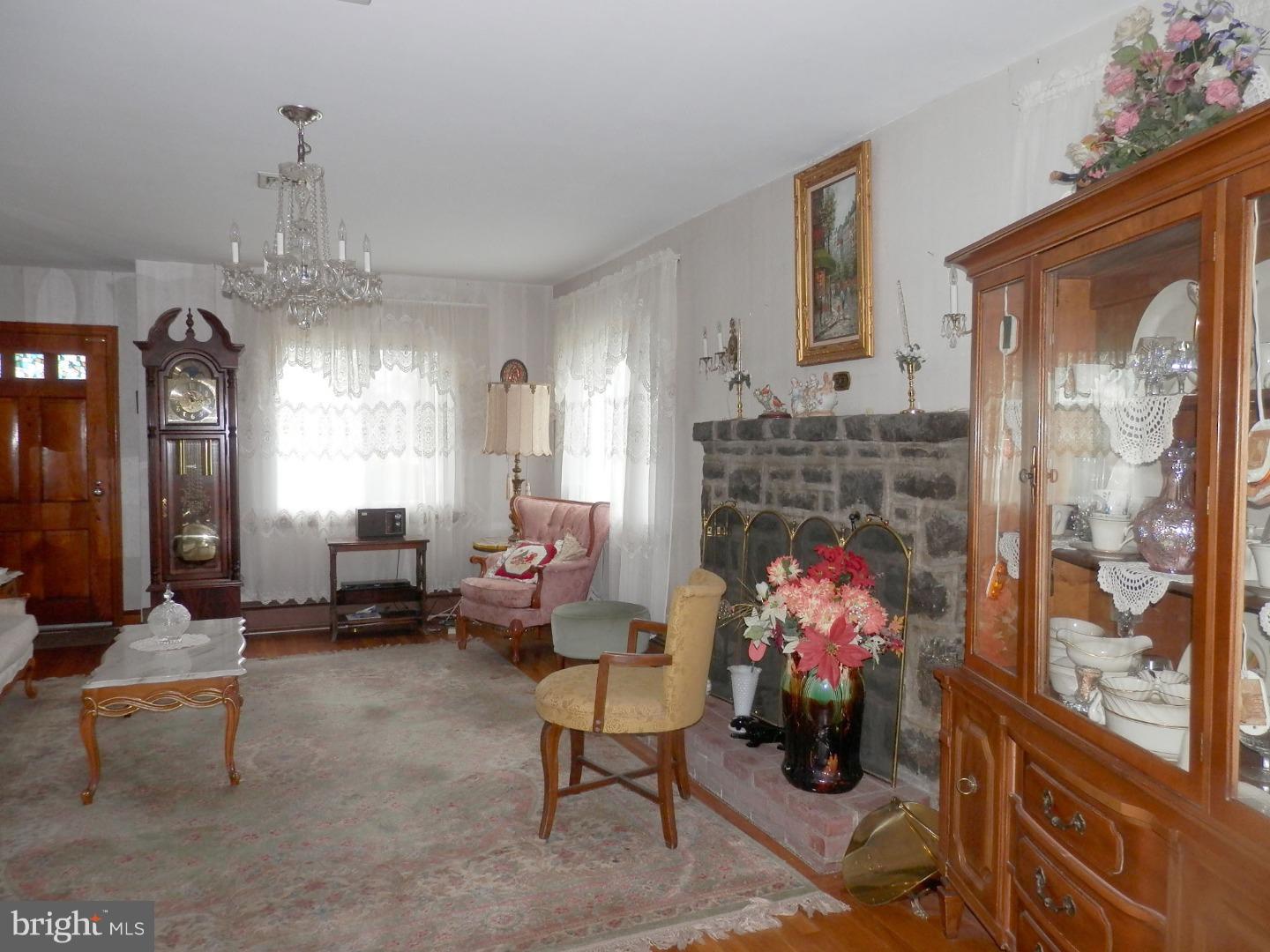 101 Pulaski Avenue Riverside, NJ 08075 - Photo 5 of 19 Living Room