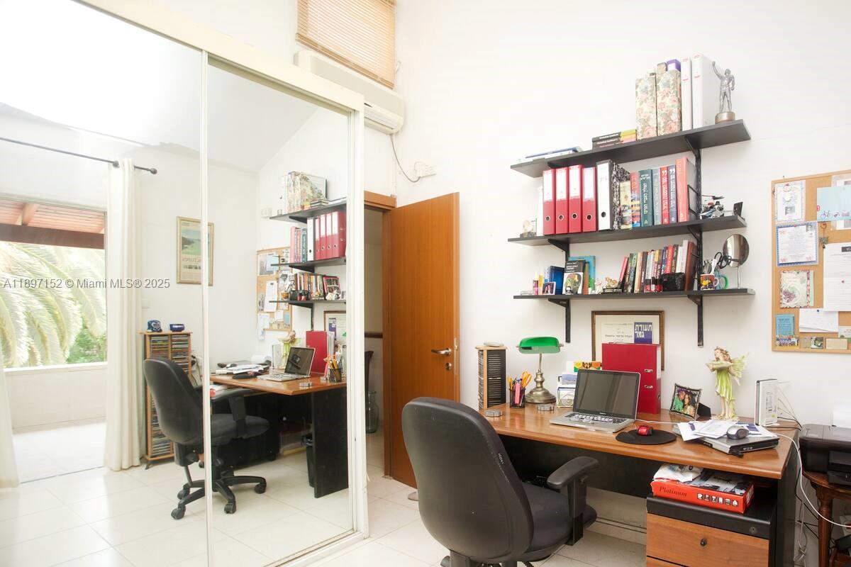 10 Hapiyyus Fort Wayne, IL 46814 - Photo 11 of 31 a room with a workspace and a window