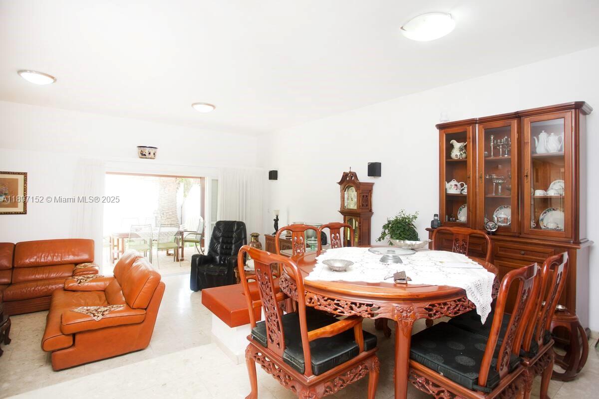 10 Hapiyyus Fort Wayne, IL 46814 - Photo 23 of 31 a dining room with furniture and wooden floor