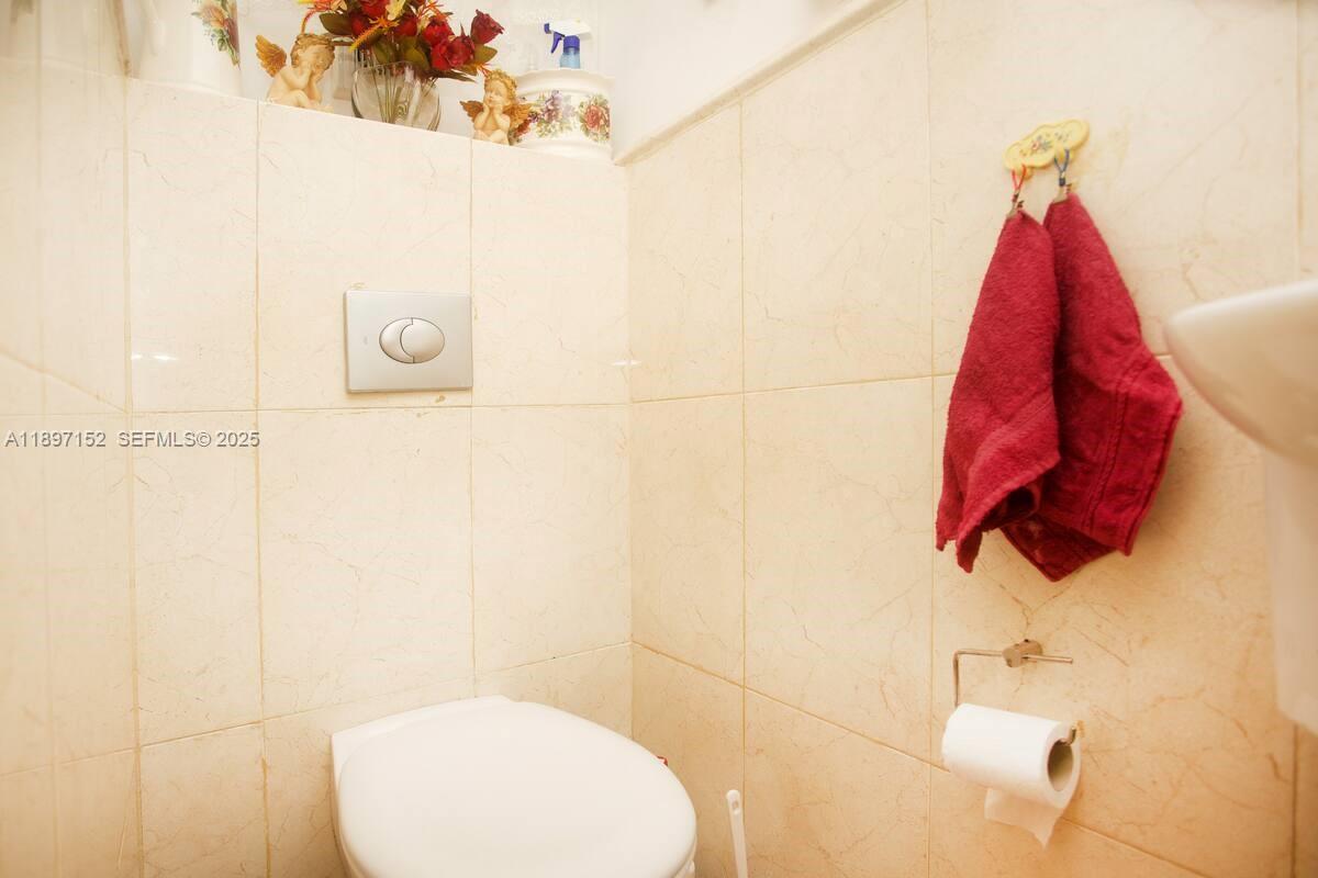 10 Hapiyyus Fort Wayne, IL 46814 - Photo 24 of 31 a bathroom with a sink and mirror