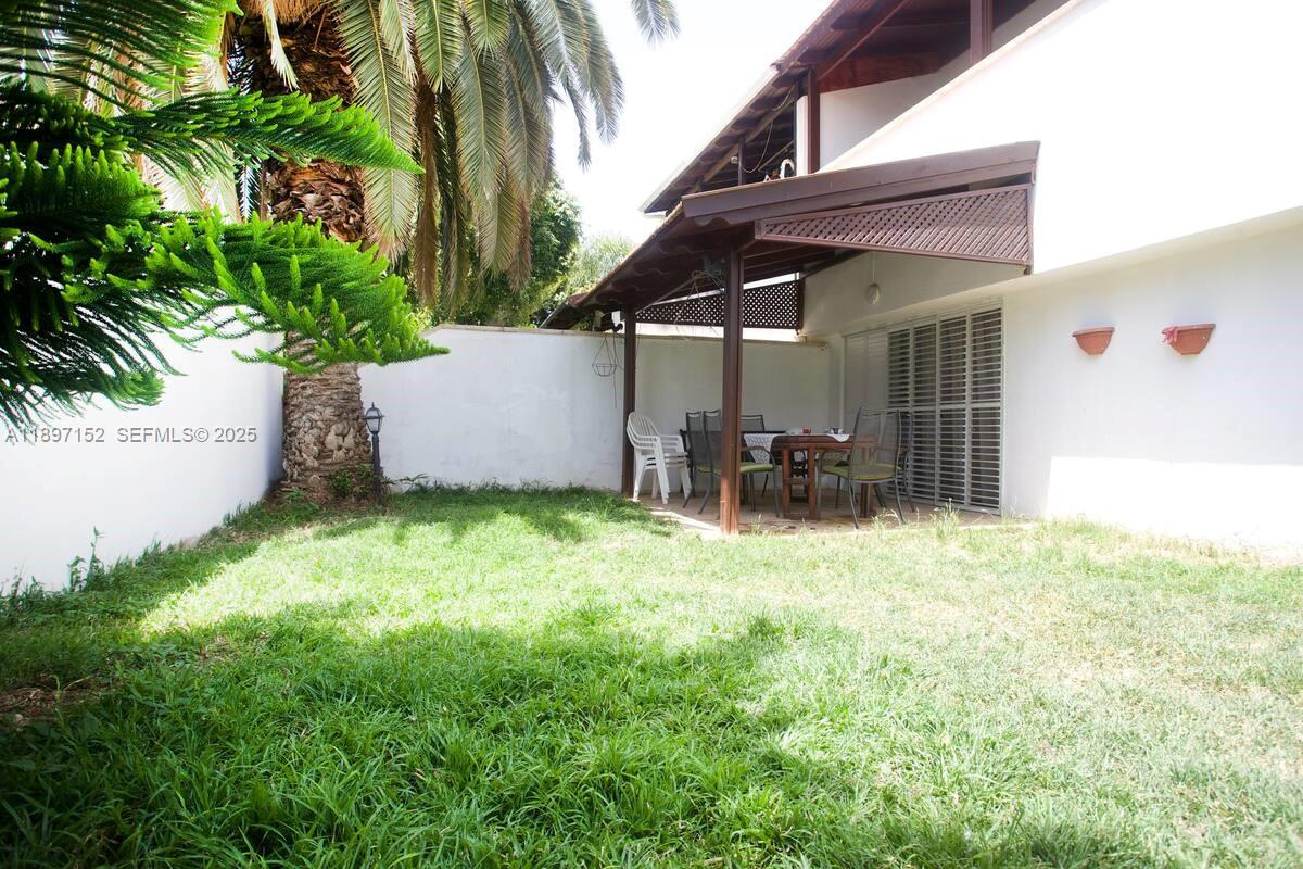10 Hapiyyus Fort Wayne, IL 46814 - Photo 26 of 31 a backyard of a house with table and chairs