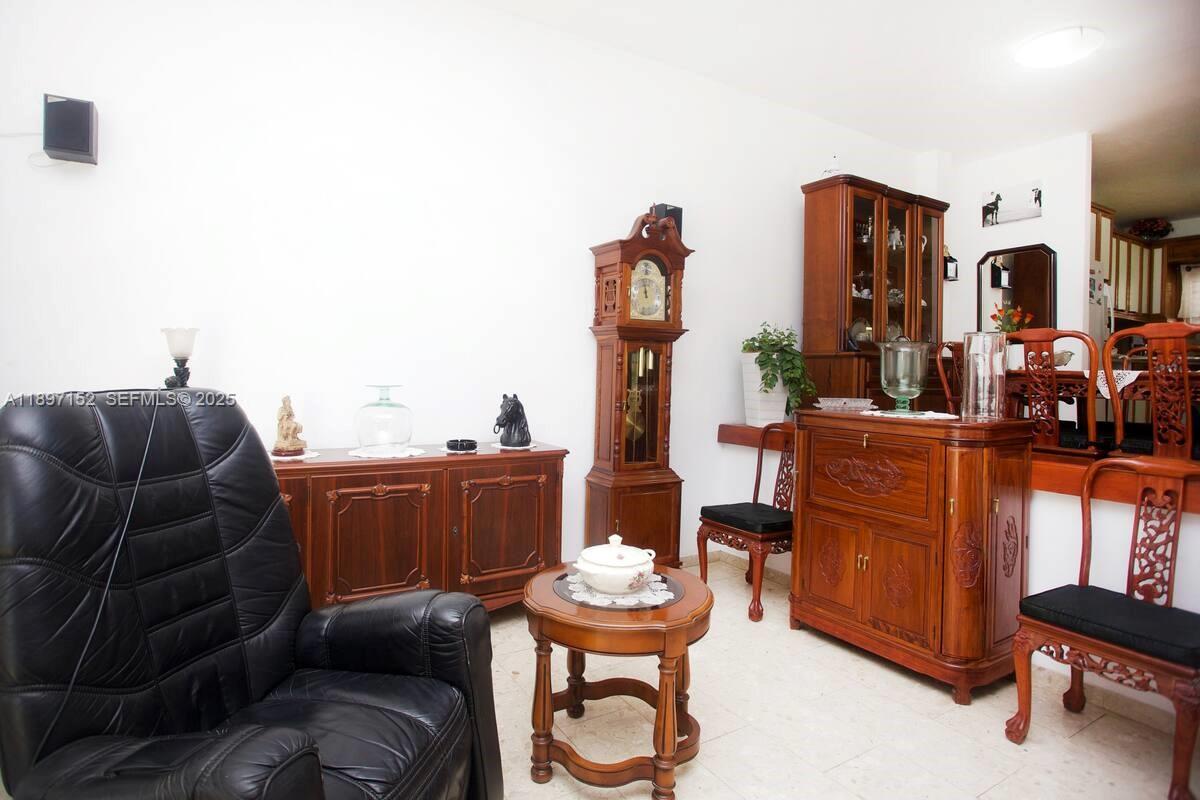 10 Hapiyyus Fort Wayne, IL 46814 - Photo 27 of 31 a living room with furniture and a lamp