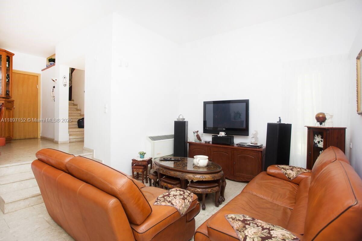 10 Hapiyyus Fort Wayne, IL 46814 - Photo 6 of 31 a living room with furniture and a flat screen tv